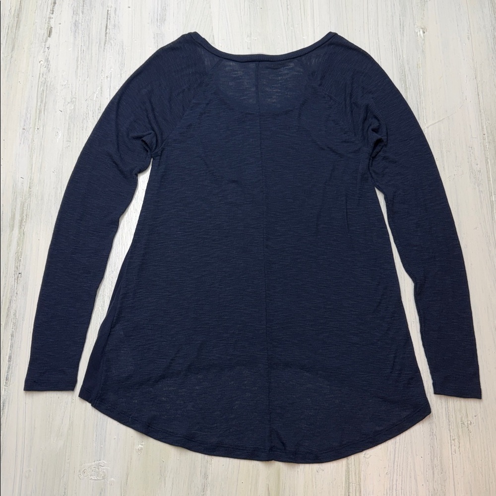 Abercrombie & Fitch Navy Blue Graphic High-Low Long Sleeve Top Sz XS - Picture 7 of 10